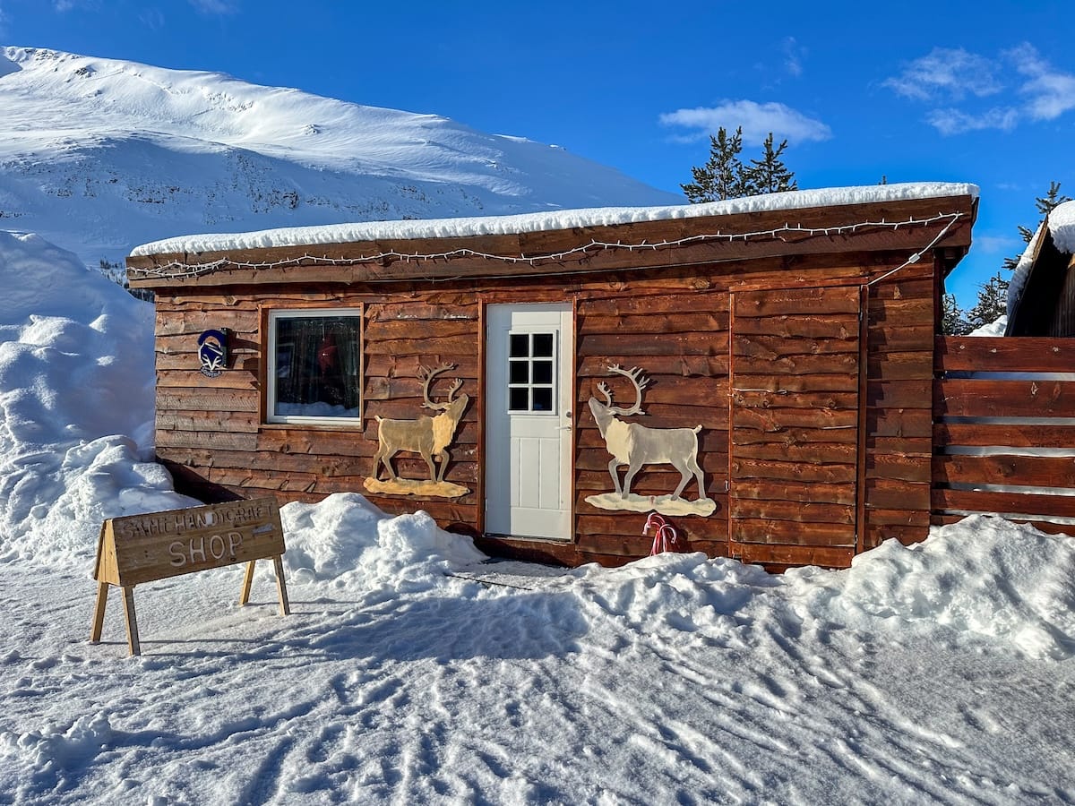 Souvenir shop in Tamokdalen